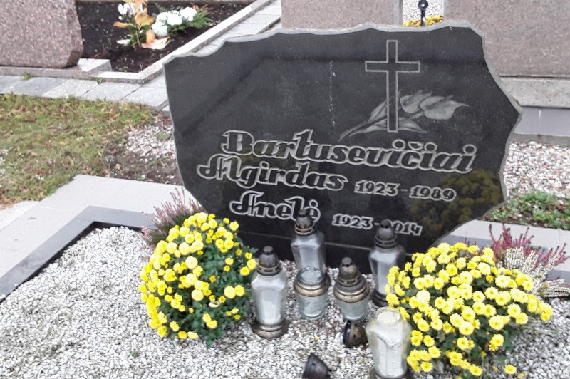 Algirdo ir Anelės Bartusevičių kapas Lėbartų kapinėse, 2018 m.